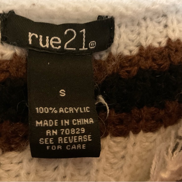 Rue 21: Small white and garnet strips sweater, with string fringe all around. - Picture 4 of 5